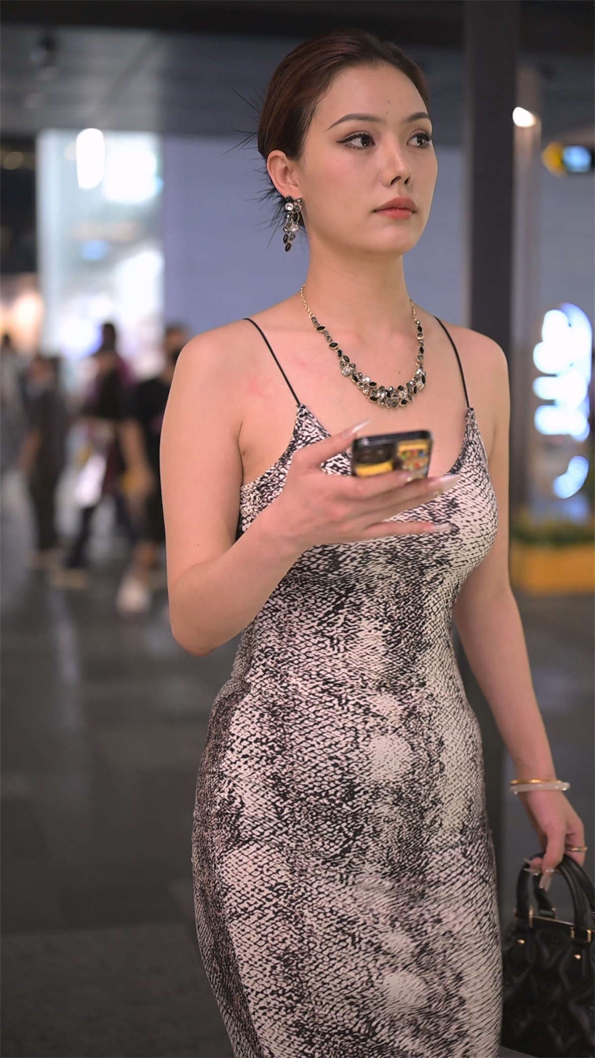 包臀辣妈高清视频纯享版-日更街拍