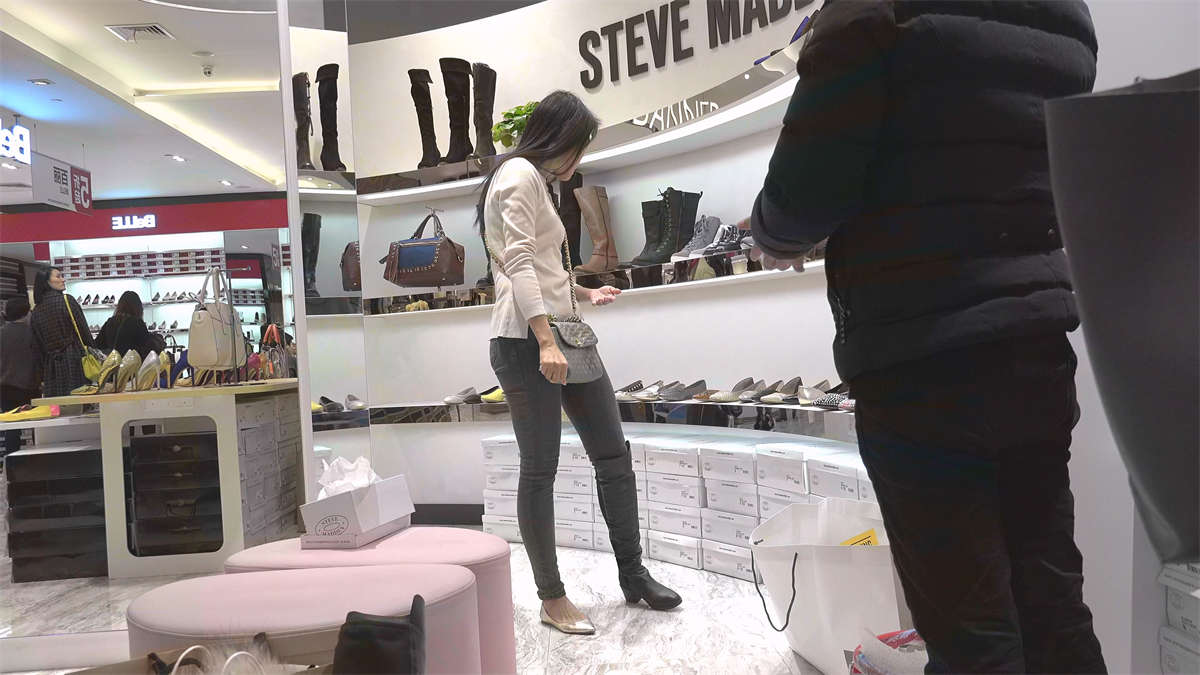 图片[2]-二趾长美女多次穿脱鞋袜-日更街拍