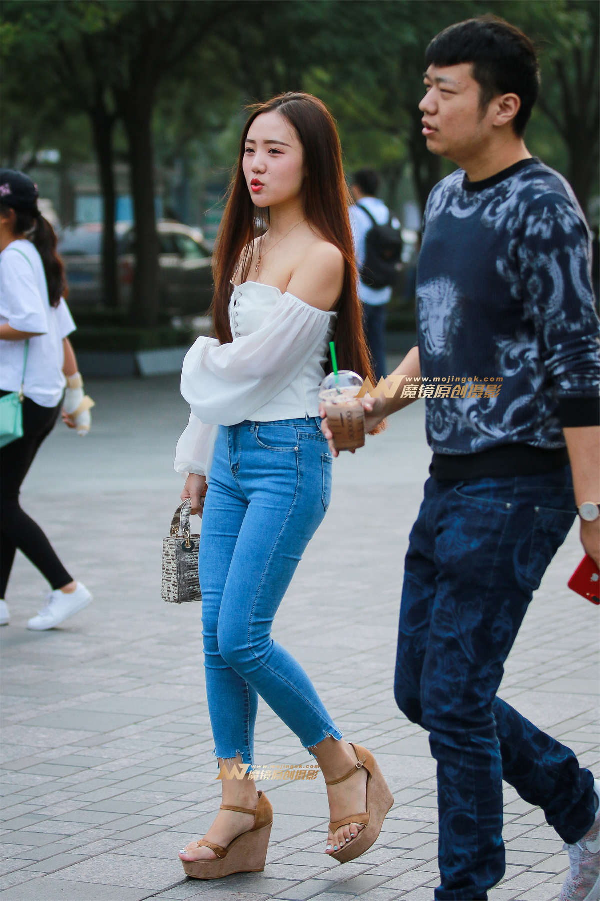 紧臀牛仔小美眉-日更街拍