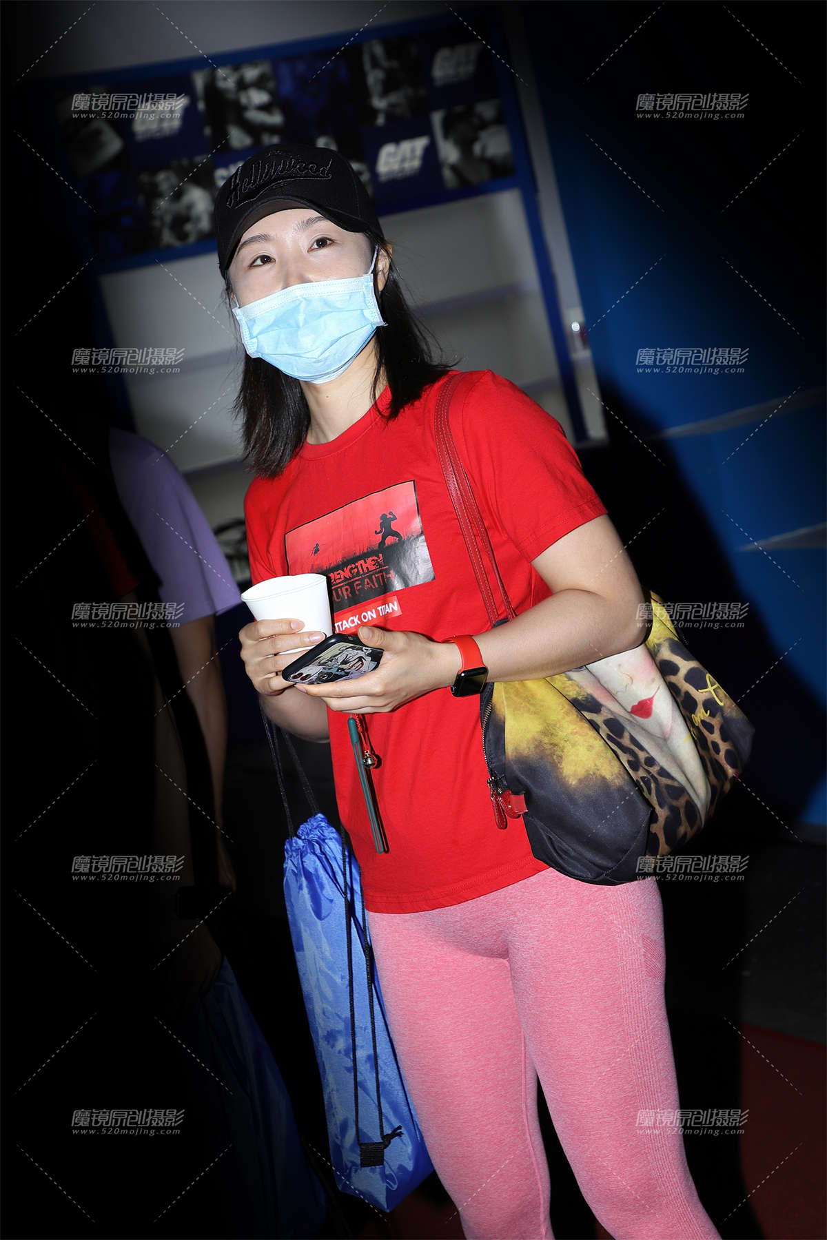 黑帽红衣粉色紧身裤-日更街拍