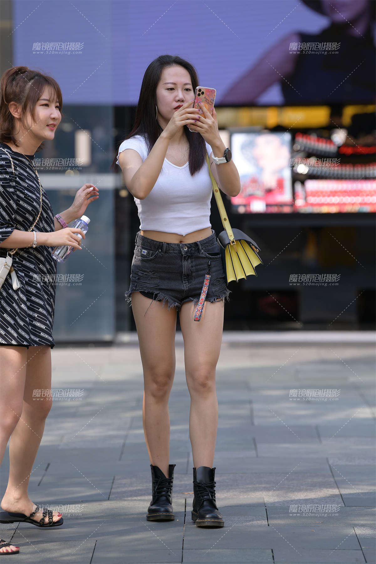 玩拍照的热裤-日更街拍