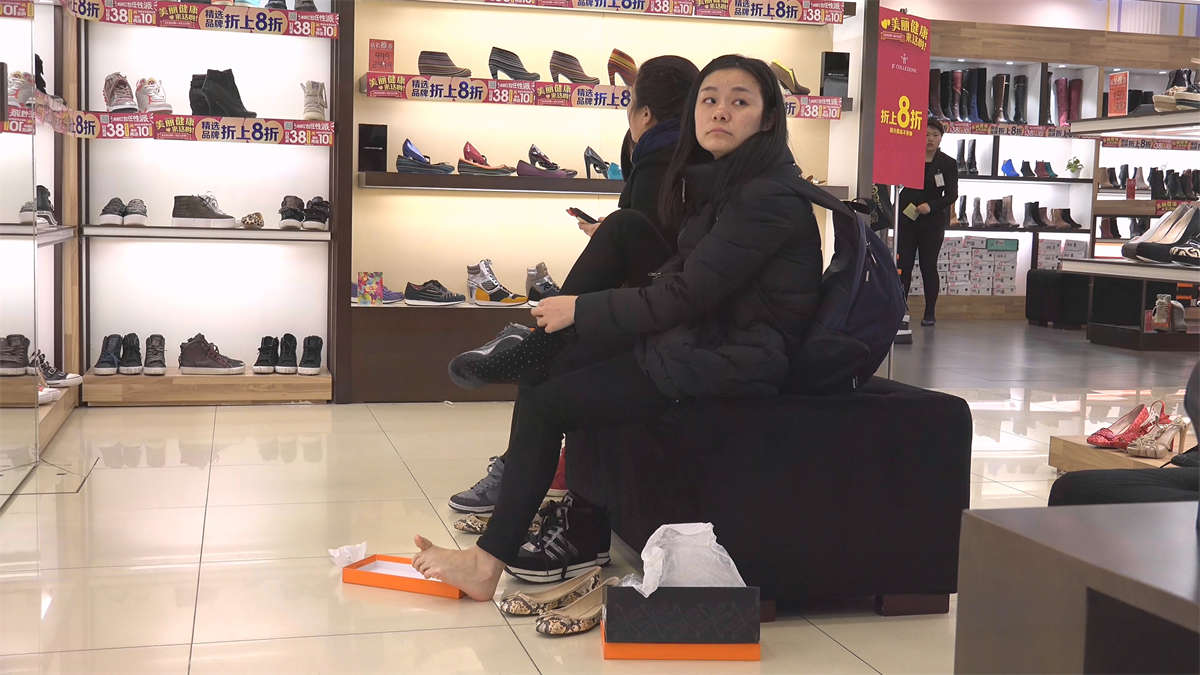 图片[2]-单鞋上市，捂了一冬天的少妇玉足重见天日-日更街拍