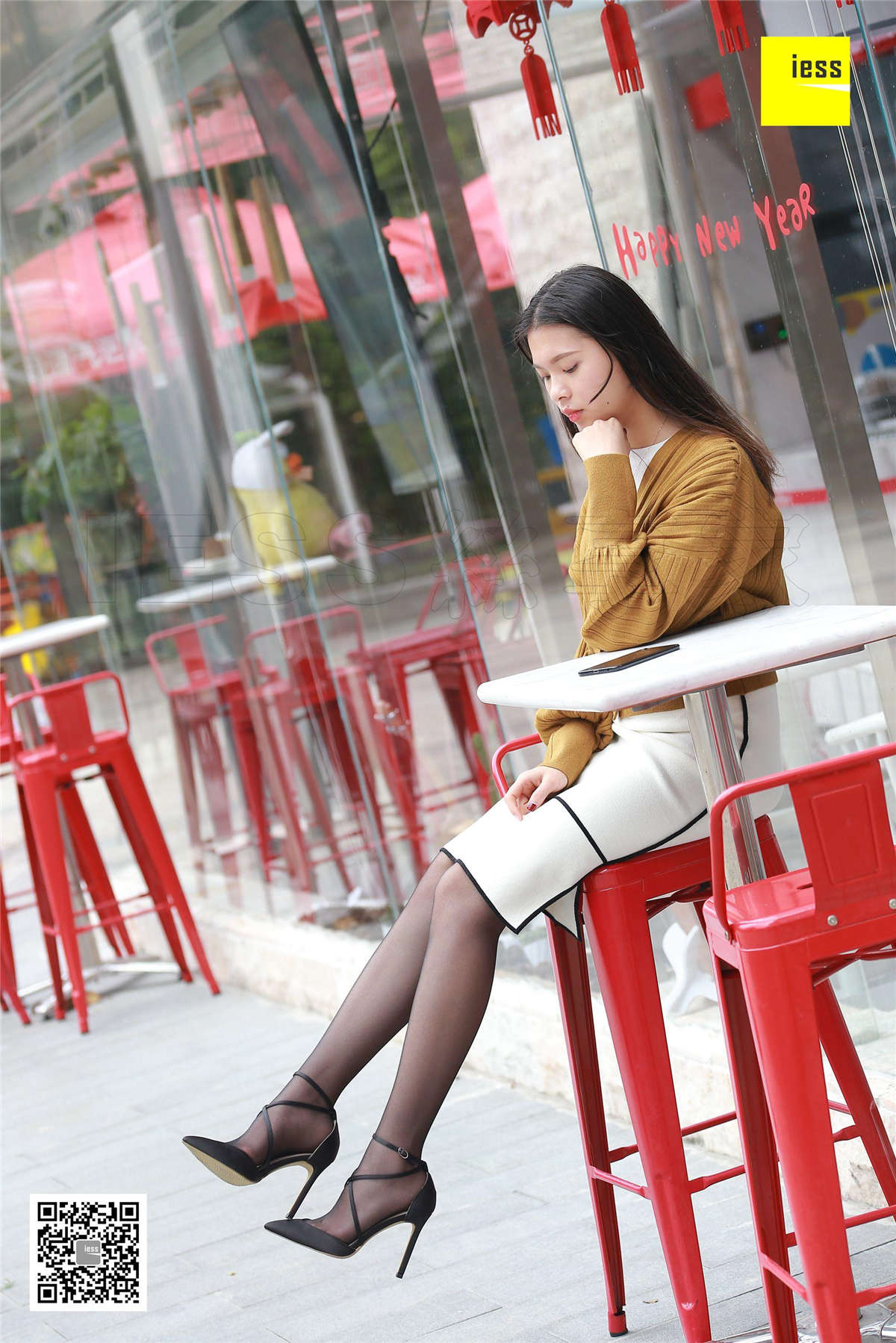 图片[2]-IESS异思趣向 丝享家285期：独自等人的黑丝美女七七-日更街拍