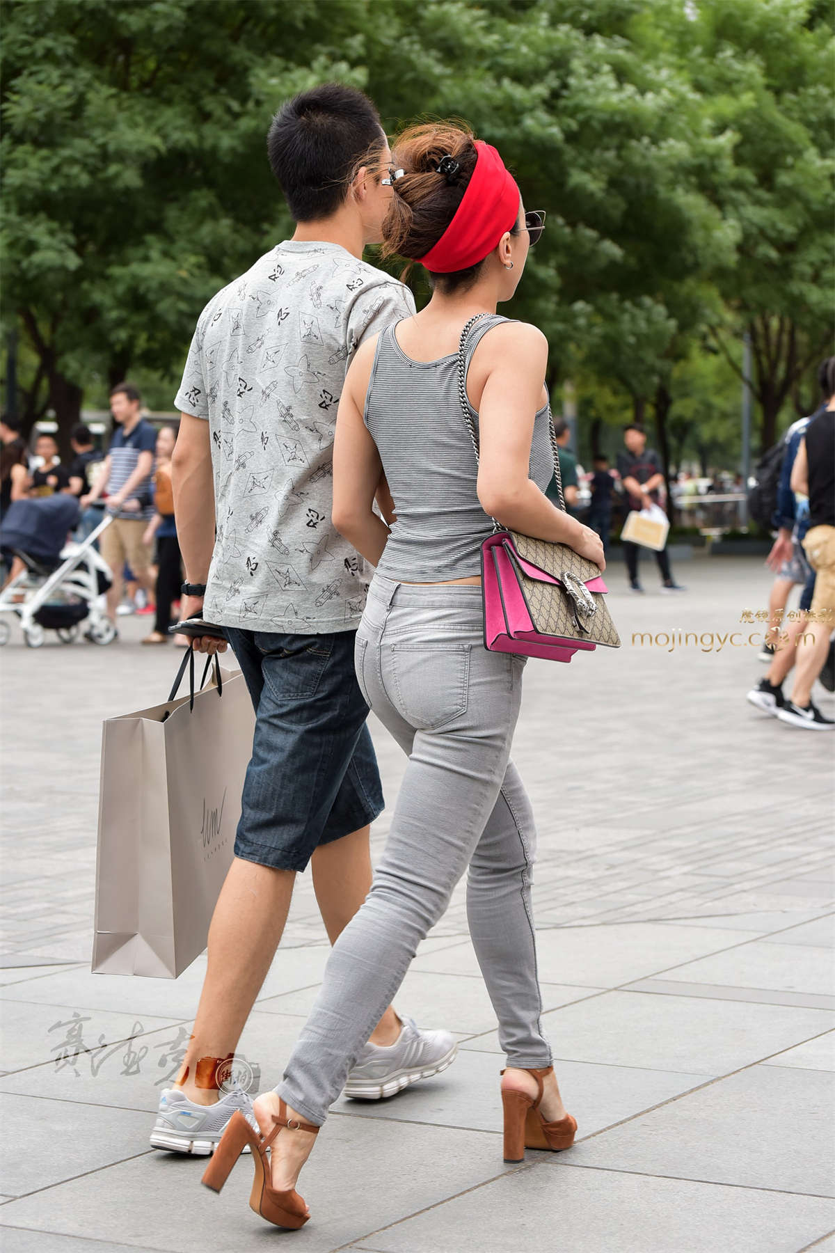 图片[2]-7.23 真空背心牛仔少妇-日更街拍